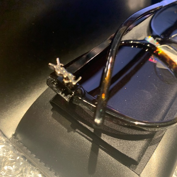 Used once saint laurent women’s sunglasses has case and lens wiper - Picture 3 of 3